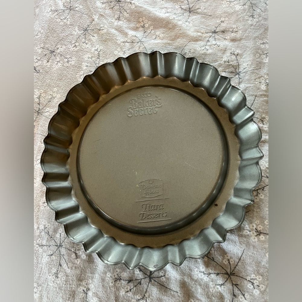 Used Ekco Bakers Secret - Duncan Hines- Tiara Desserts Bakeware